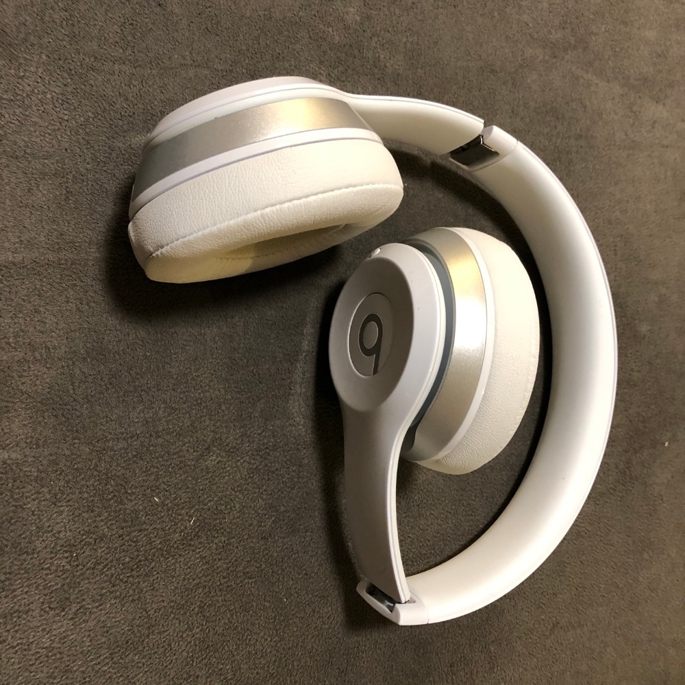Beats Solo2 Wireless - Picture 3 of 6
